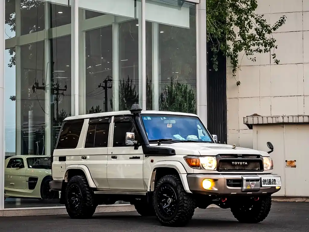 Toyota Land Cruiser LC76 2010 4.0L