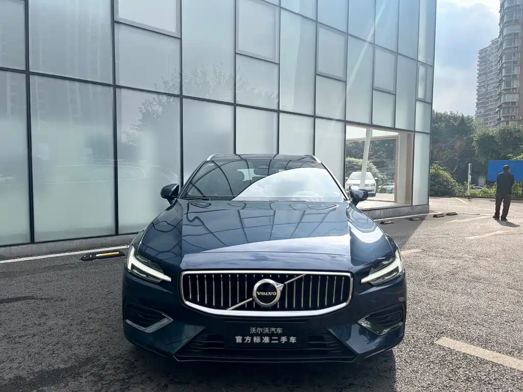Volvo V60 2023 B5 Luxury