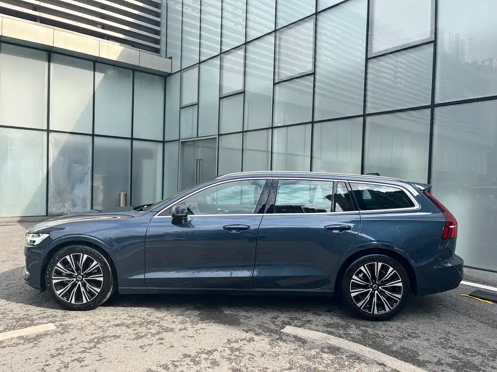 Volvo V60 2023 B5 Luxury