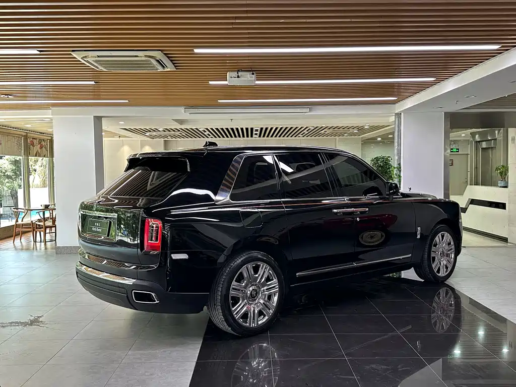 Rolls-Royce Cullinan 2024 мест
