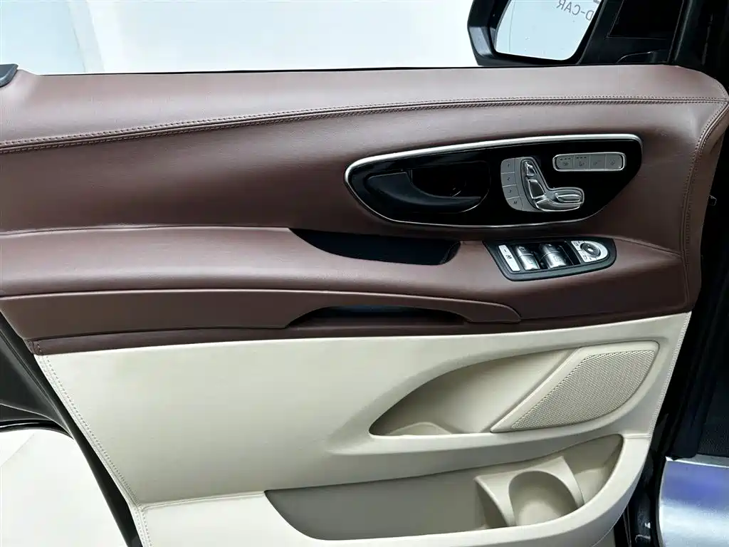 Mercedes-Benz Vito 2023 2.0T Elite 7 мест