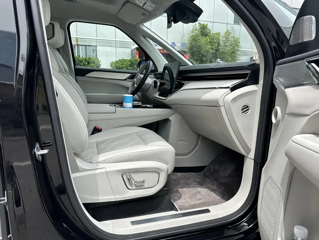Volvo EM90 2025 Ultra мест