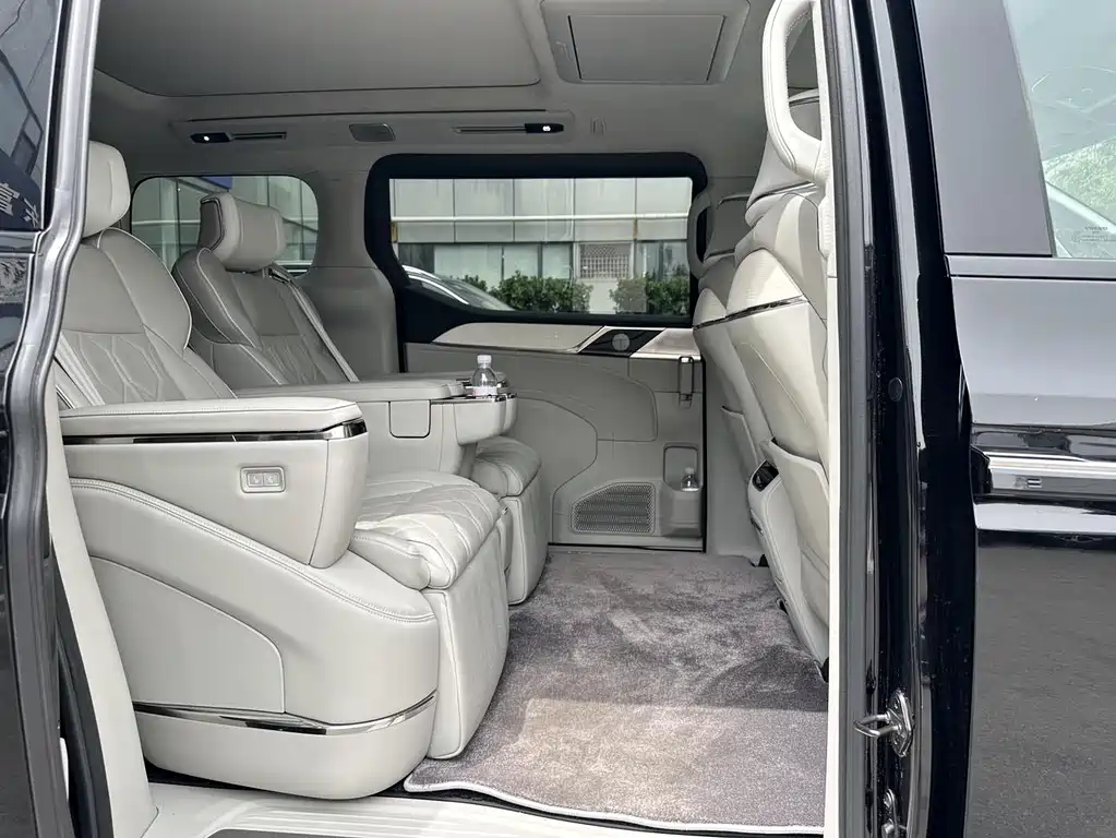 Volvo EM90 2025 Ultra мест