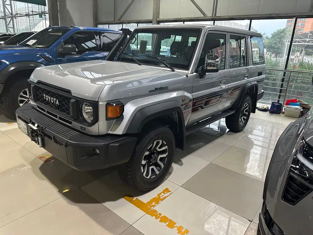 Toyota Land Cruiser LC76 2024 4.0L AT