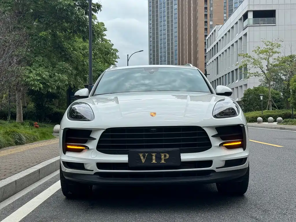 PORSCHE MACAN