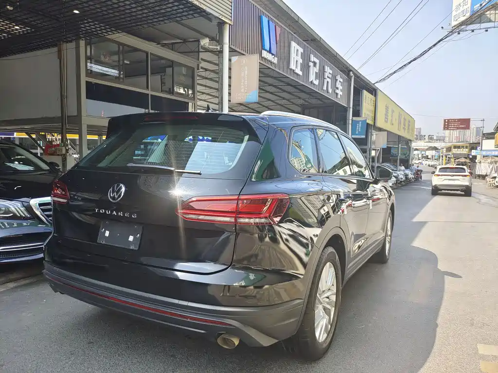 VOLKSWAGEN TOUAREG
