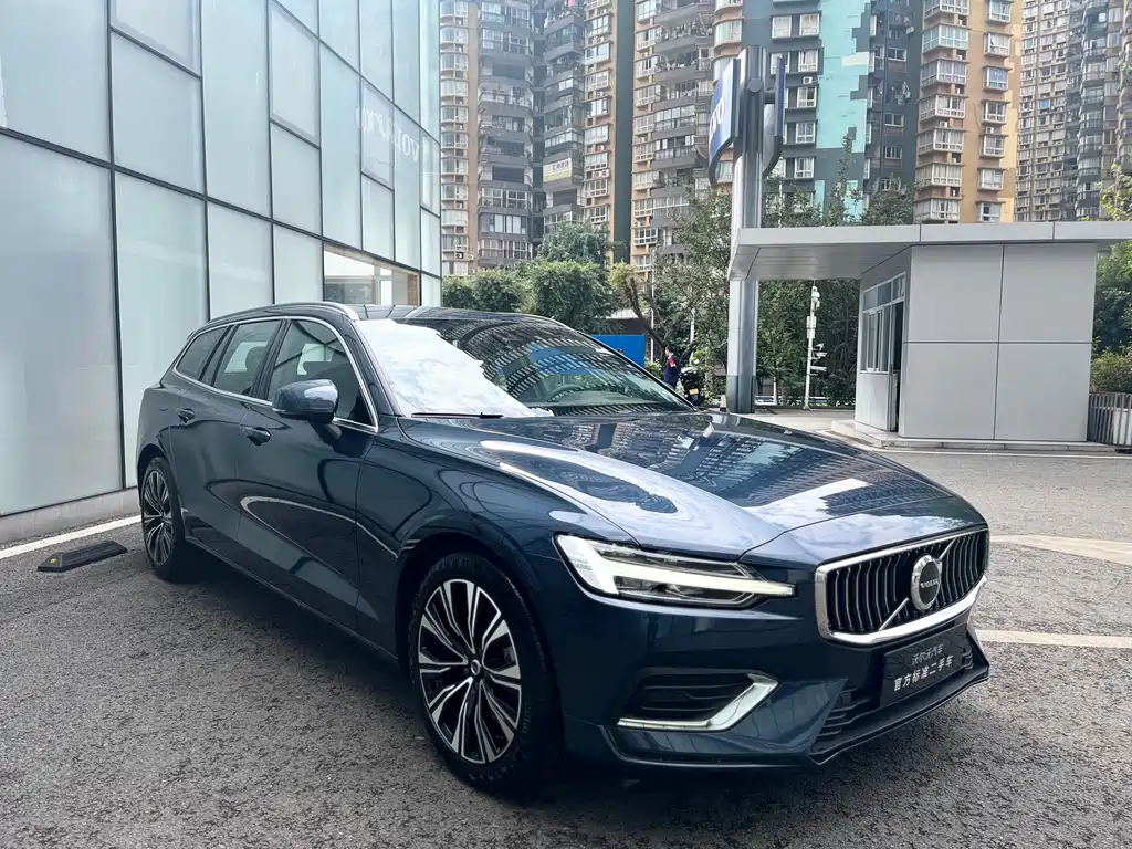 Volvo V60 2023 B5 Luxury