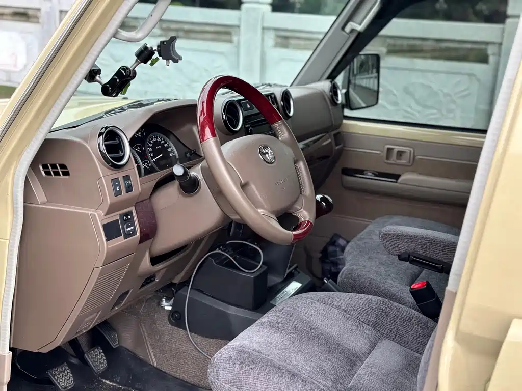 Toyota Land Cruiser LC76 2022 4.0L MT