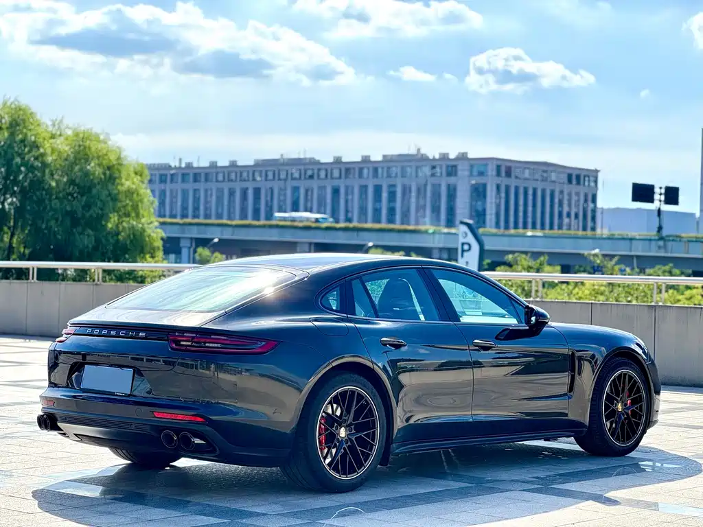 PORSCHE PANAMERA