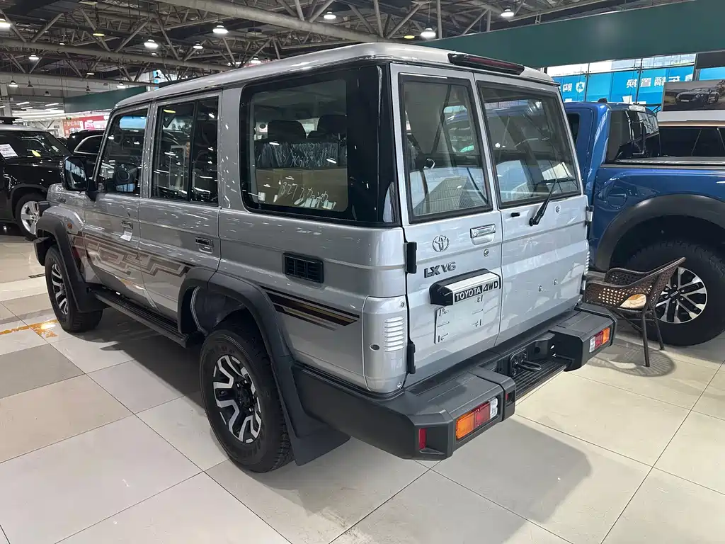 Toyota Land Cruiser LC76 2024 4.0L AT