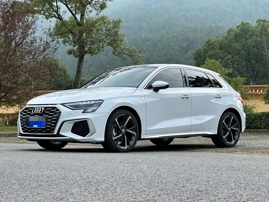Ауди A3 2023 года Sportback 35 TFSI Спортивный тип 18900 km 2023