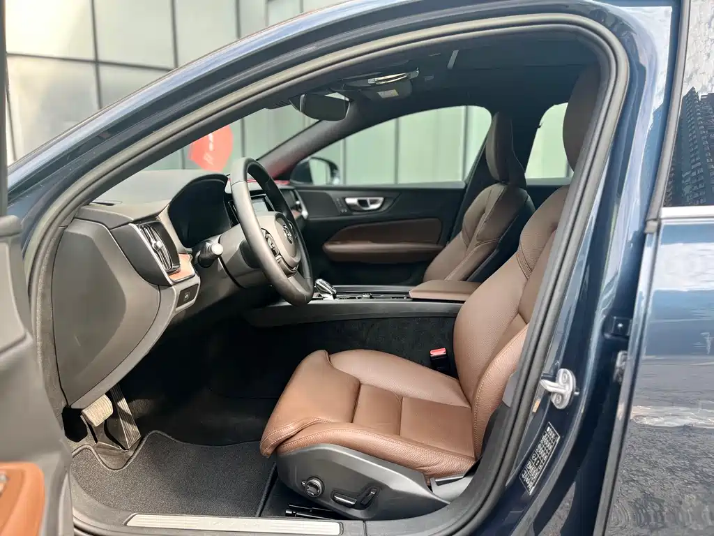 Volvo V60 2023 B5 Luxury