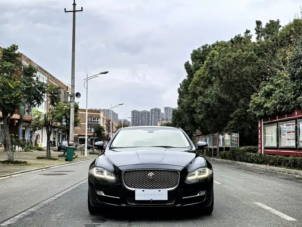 JAGUAR  XJ