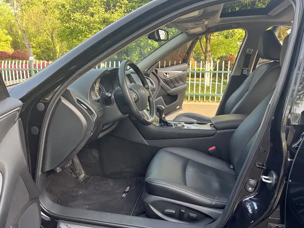 INFINITI  Q50L