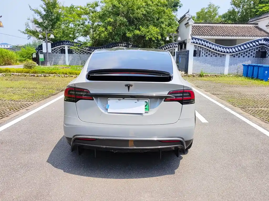 TESLA MODEL X
