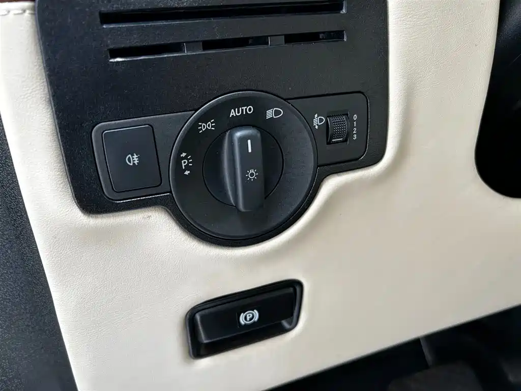 Mercedes-Benz Vito 2023 2.0T Elite 7 мест