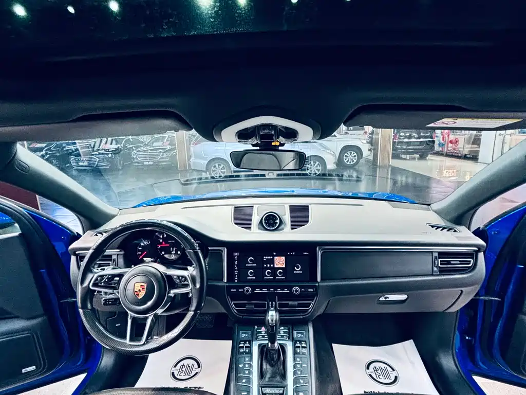 PORSCHE MACAN