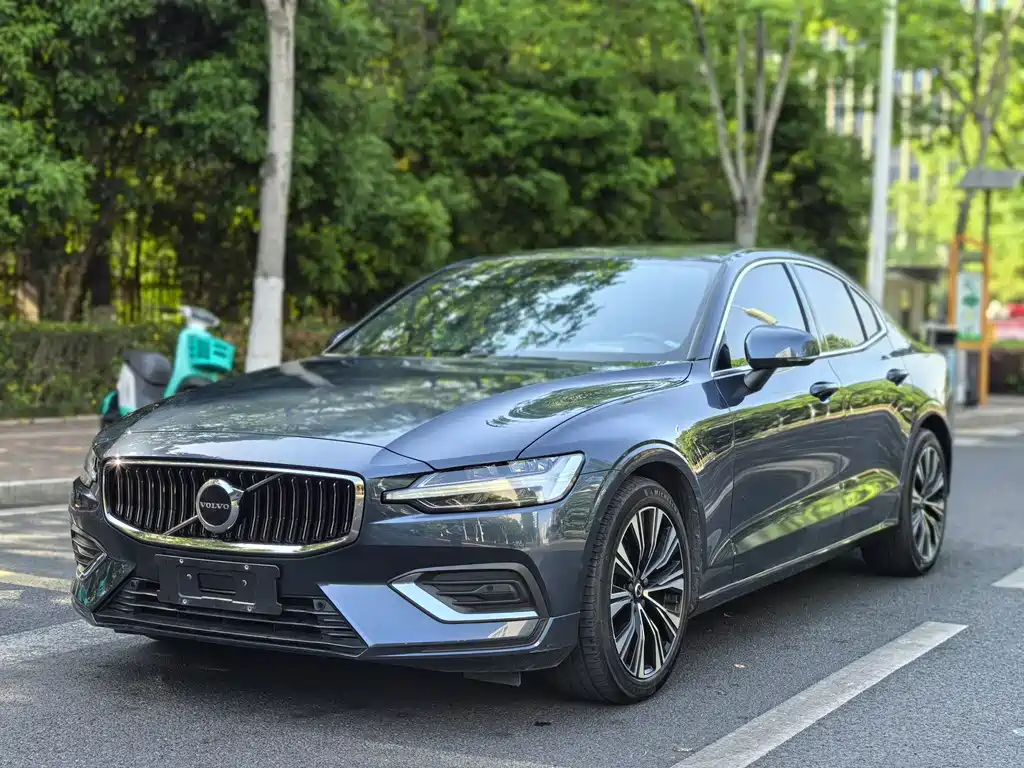 Volvo S60 2023 B4 Престижная версия с умными функциями 50000 km 2023