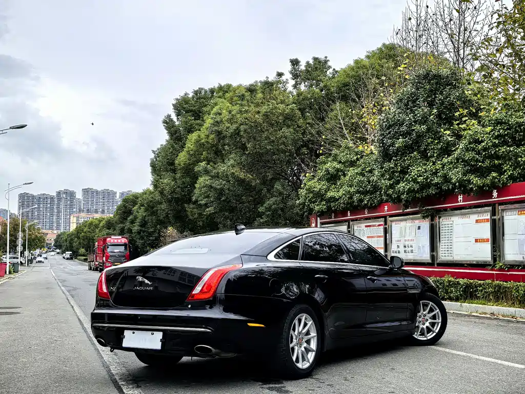 JAGUAR  XJ