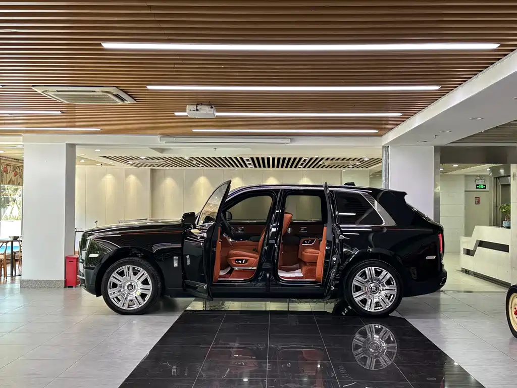 Rolls-Royce Cullinan 2024 мест