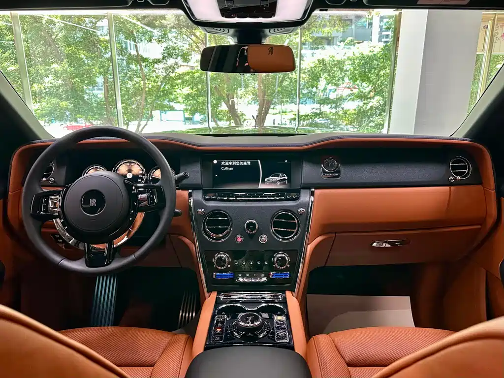 Rolls-Royce Cullinan 2024 мест