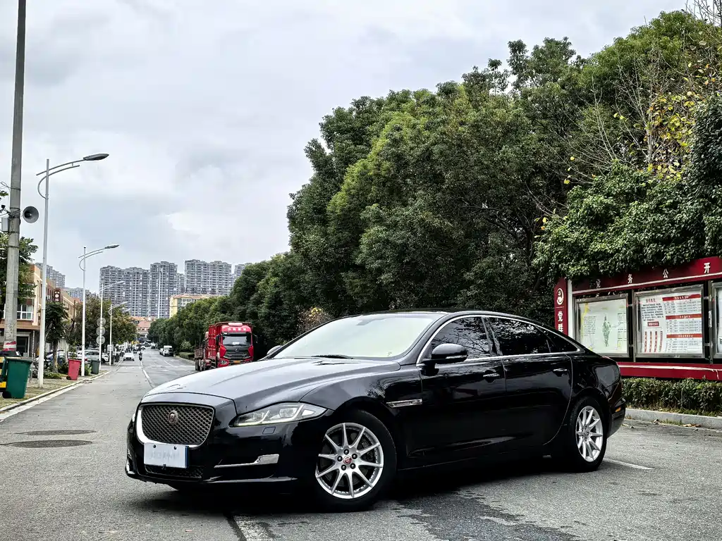 JAGUAR  XJ