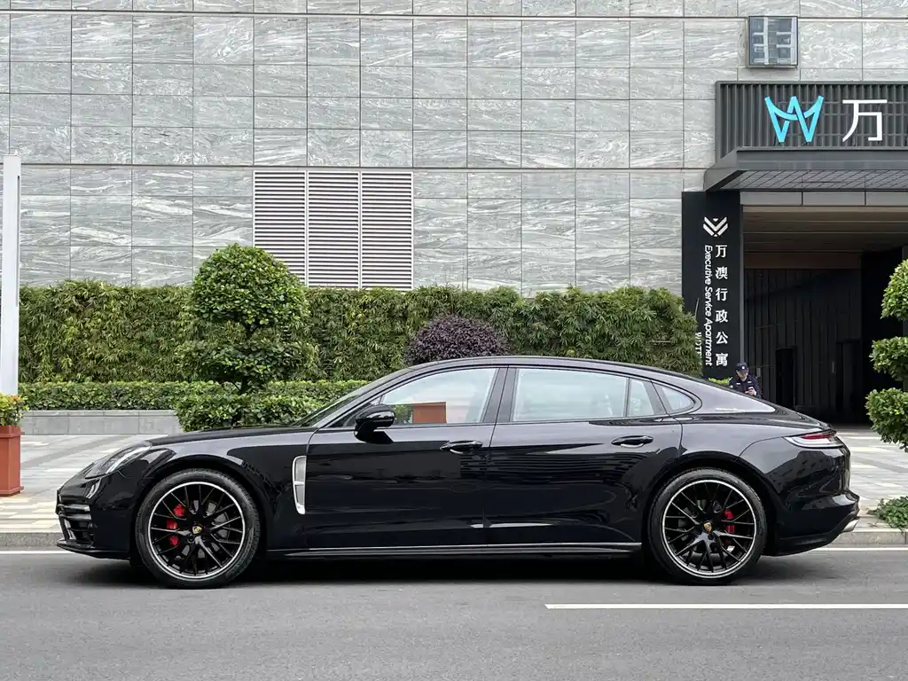 PORSCHE PANAMERA