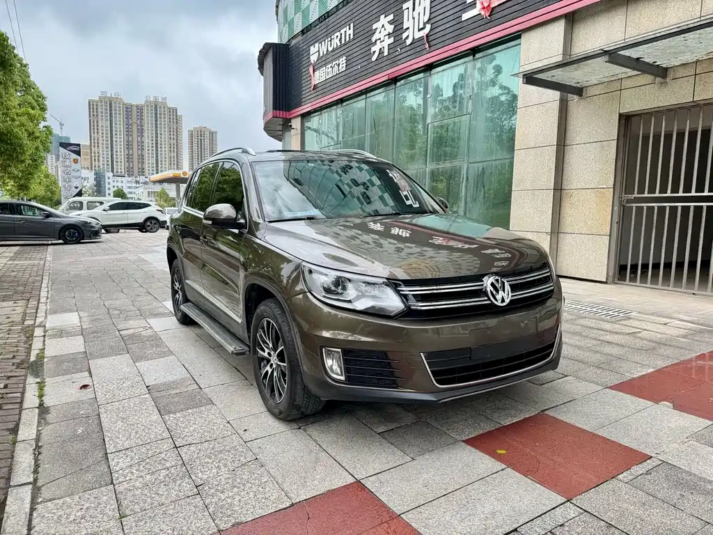 VOLKSWAGEN TIGUAN