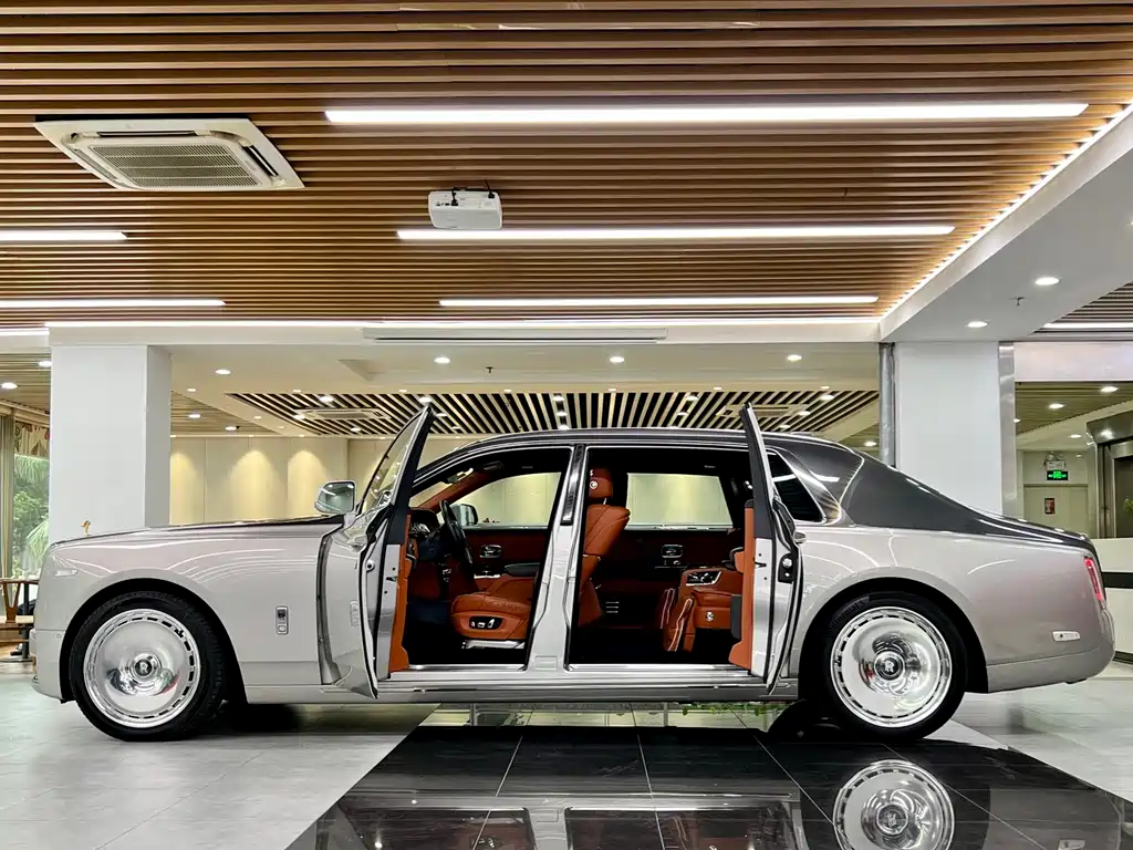 ROLLS-ROYCE PHANTOM