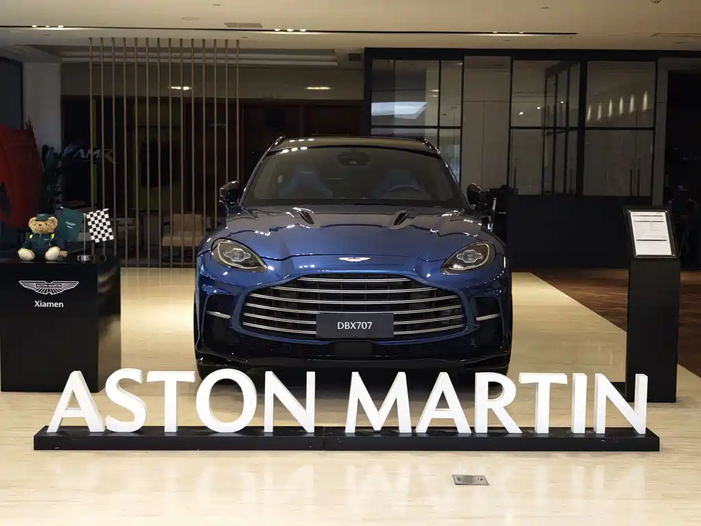 Aston Martin DBX 0