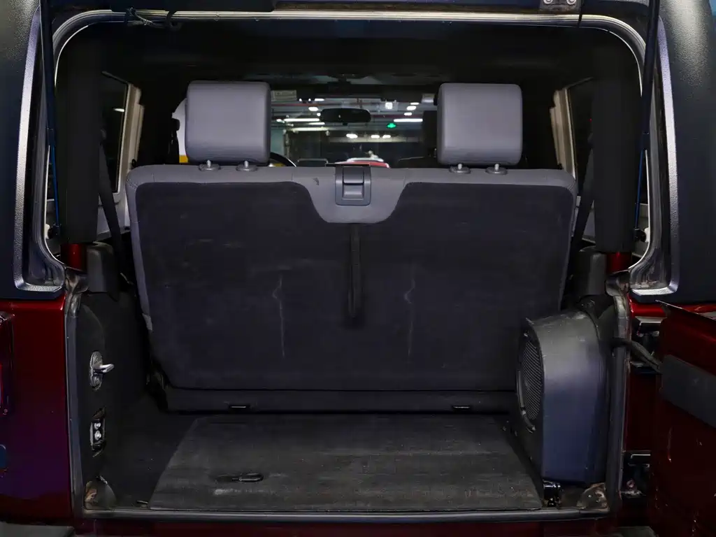 Jeep Wrangler 3.8L Sahara 2-door Edition, фото 6