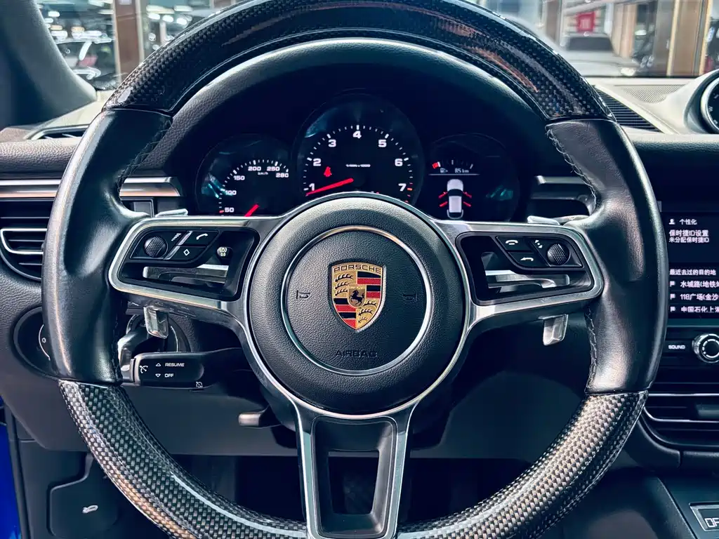 PORSCHE MACAN