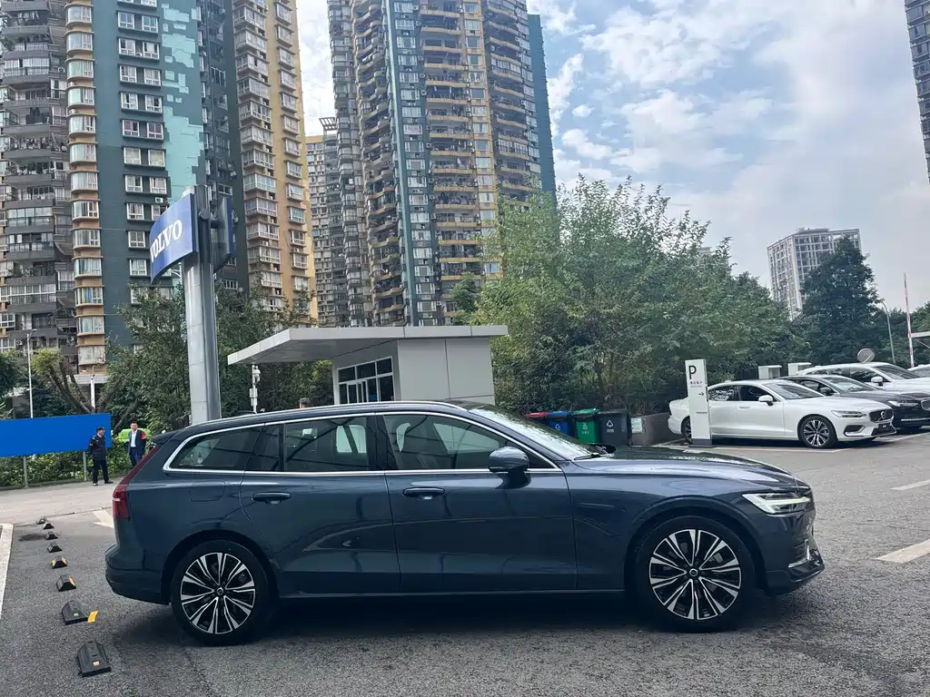 Volvo V60 2023 B5 Luxury
