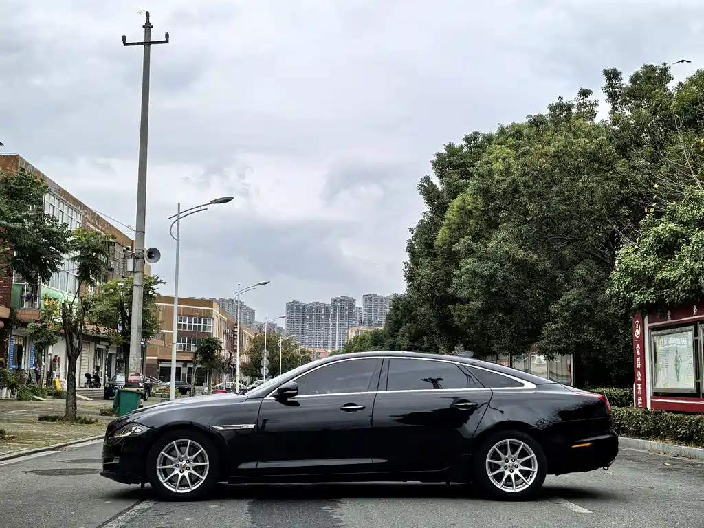 JAGUAR  XJ