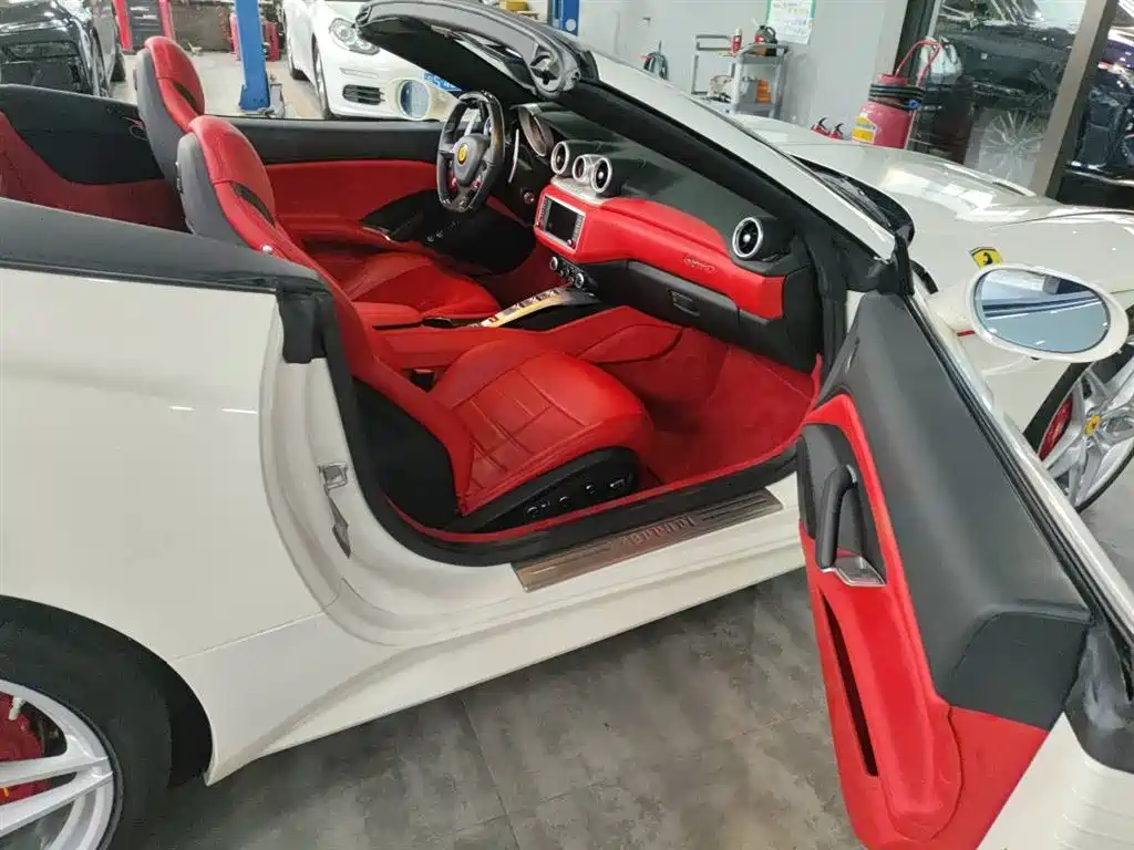 FERRARI CALIFORNIA T