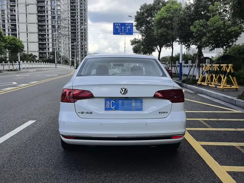 VOLKSWAGEN BORA