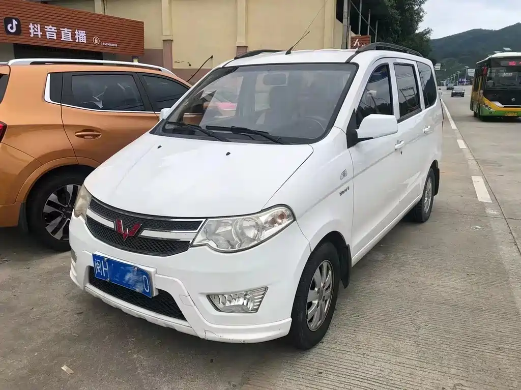 Wuling Hongguang 2015