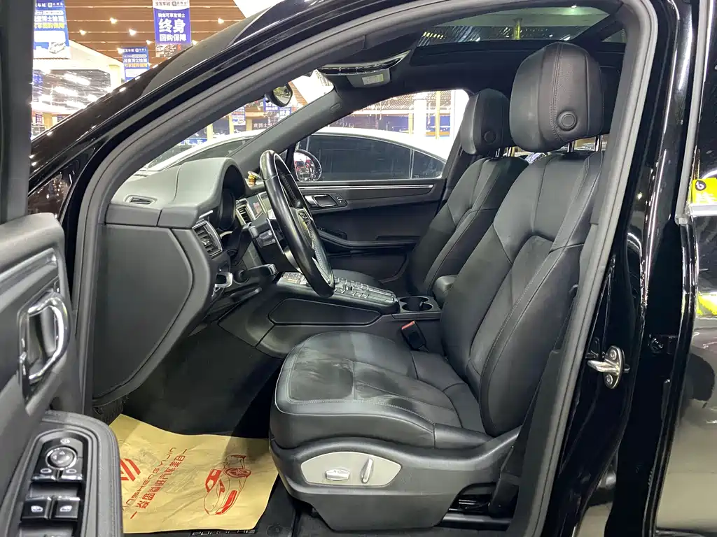 PORSCHE MACAN