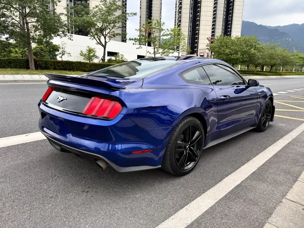 FORD MUSTANG