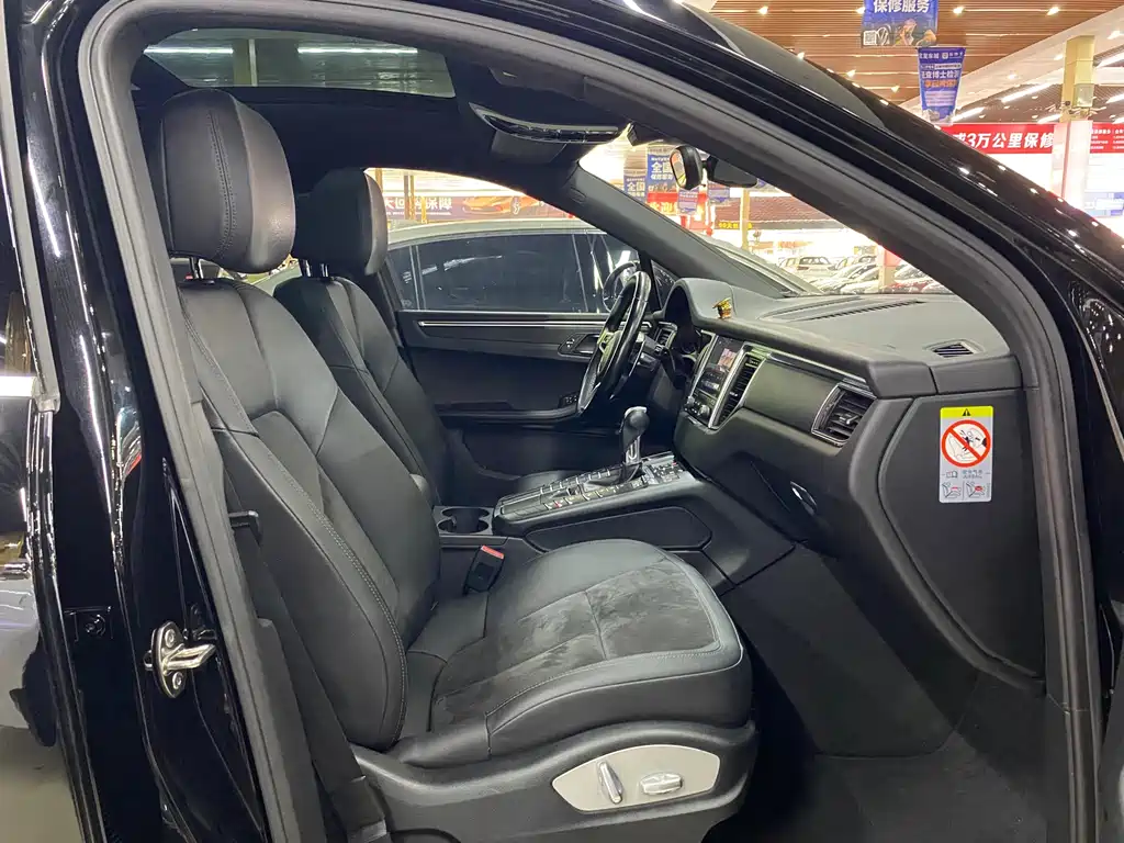 PORSCHE MACAN