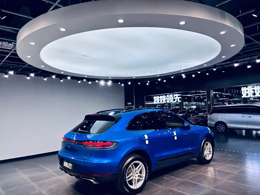 PORSCHE MACAN