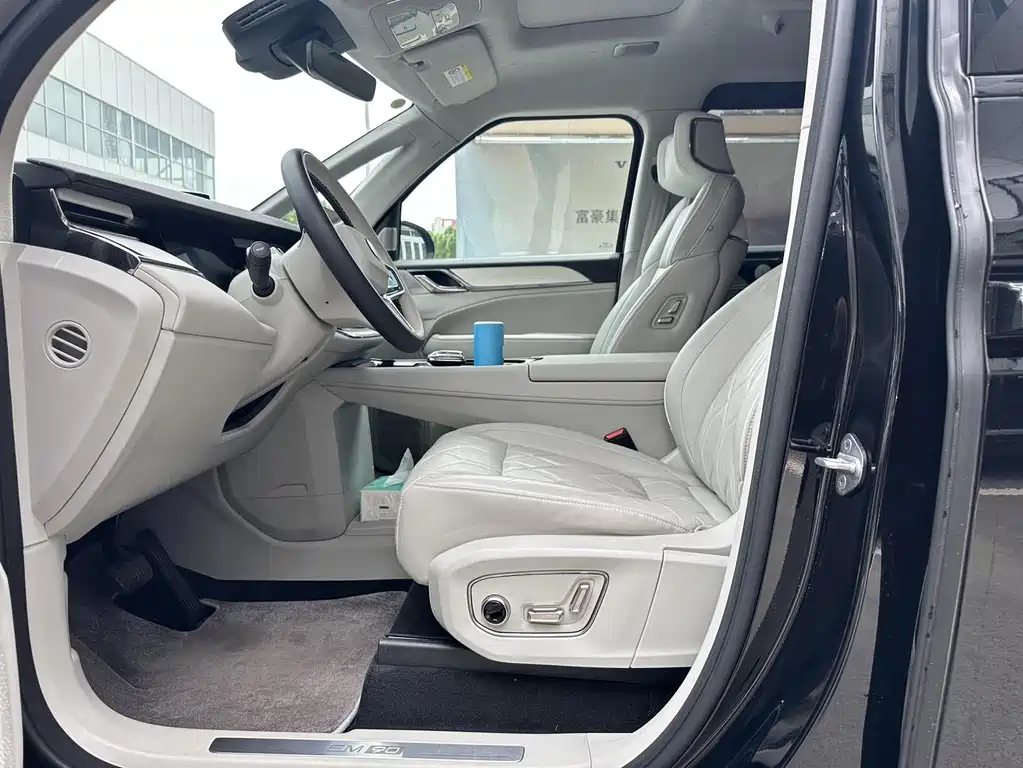 Volvo EM90 2025 Ultra мест