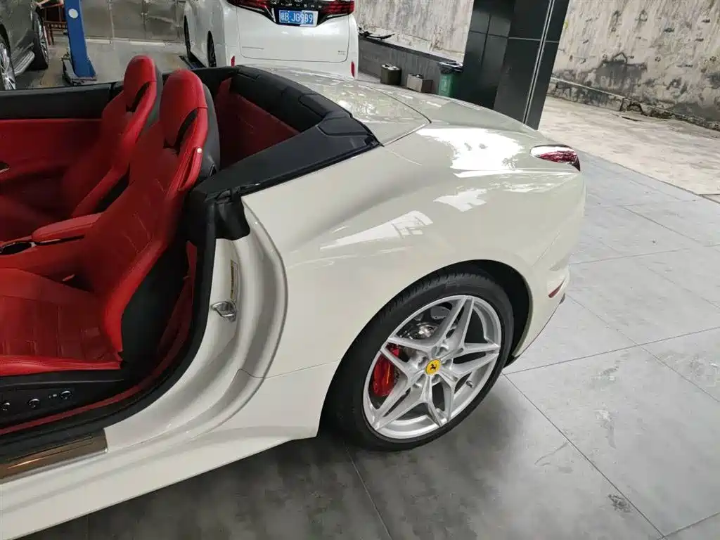 FERRARI CALIFORNIA T