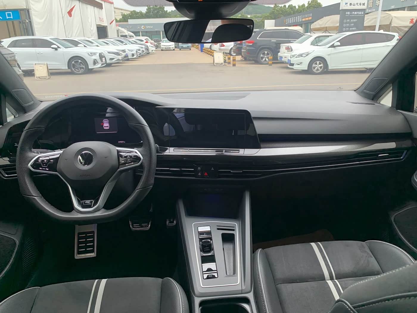 Volkswagen Golf 1.4 л 2023 г. Чёрный, пробег 32000 км