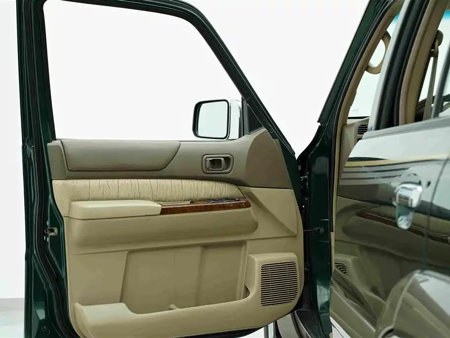 Nissan Patrol — миниатюра 5