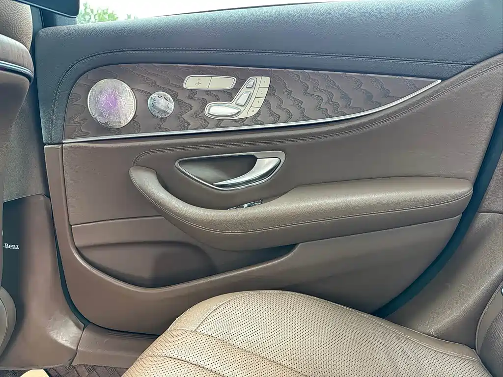 Mercedes-Benz E-Class — миниатюра 17