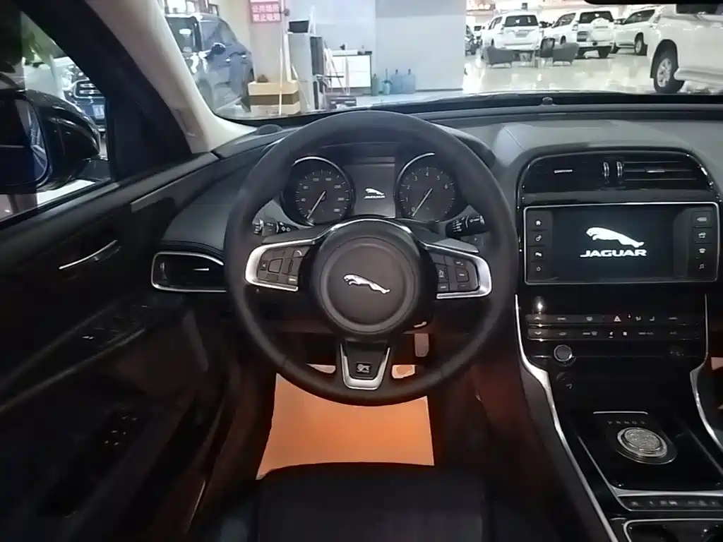 Jaguar XE — миниатюра 11
