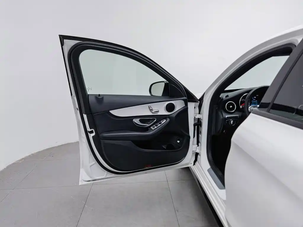 Mercedes-Benz C-Class — миниатюра 8