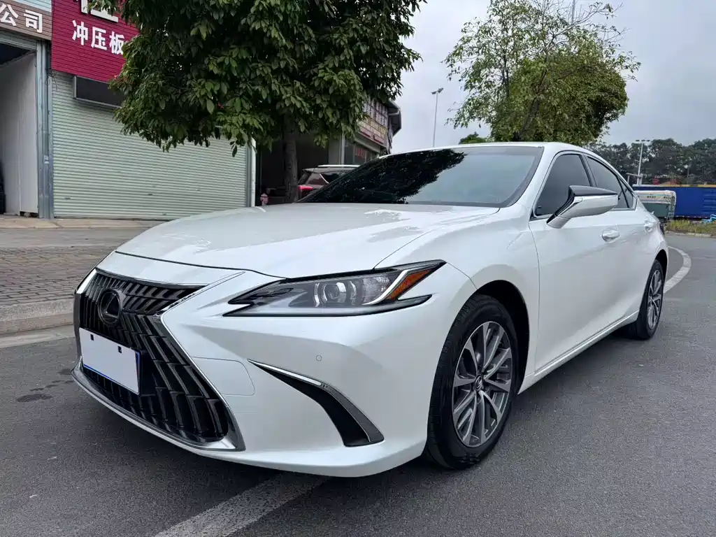 Купить Lexus ES