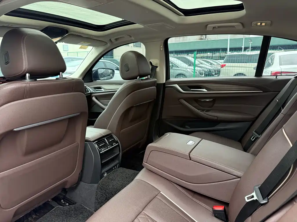 BMW 5 Series — миниатюра 17
